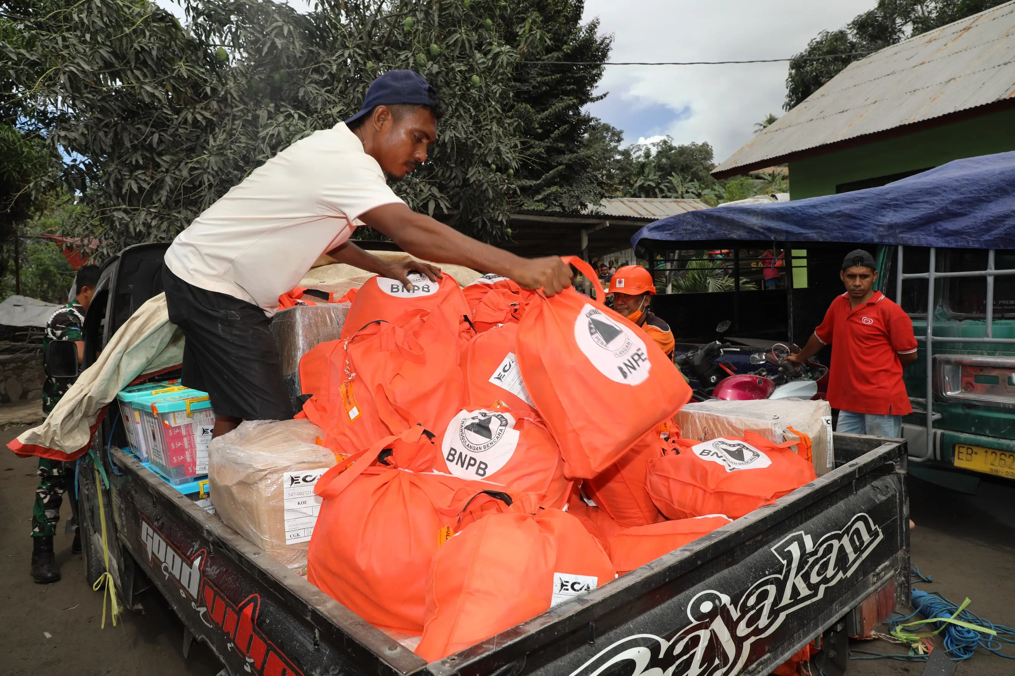 Tim Gabungan saat mempersiapkan bantuan dari BNPB untuk warga di pos pengungsian Desa Hikong, Kabupaten Sikka, Nusa Tenggara Timur pada Kamis (7/11).